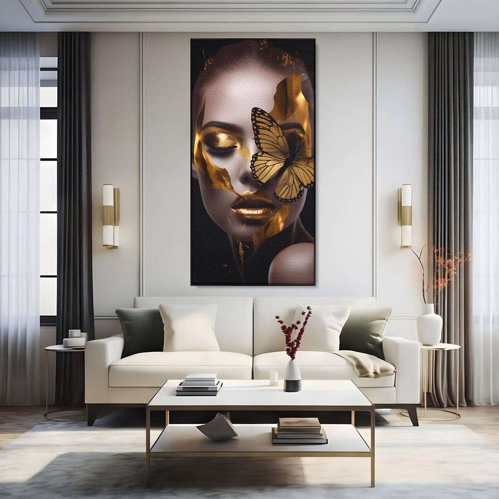Tablou canvas cu tablou canvas cu portret de femeie si fluture auriu, in rama de aluminiu negru, pe perete intr-un living